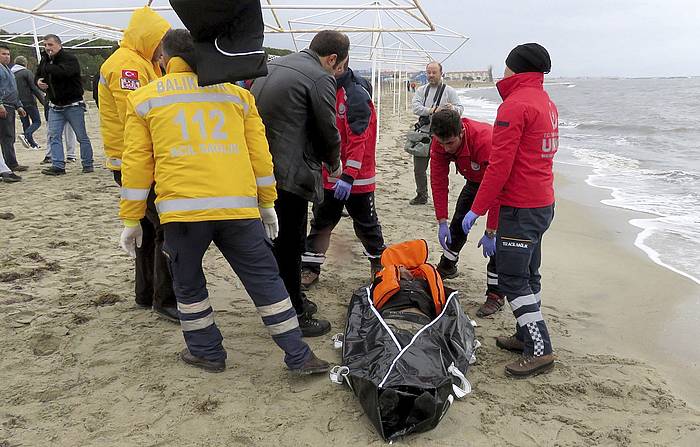 Turkiako kostaldetik gertu hildako emakume baten gorpua. STR / EFE