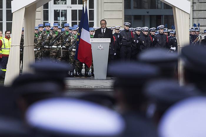 Francois Hollande, gaur goizean, hainbat polizien aurrean urte berriko hitzaldia ematen. ETIENNE LAURENT, EFE