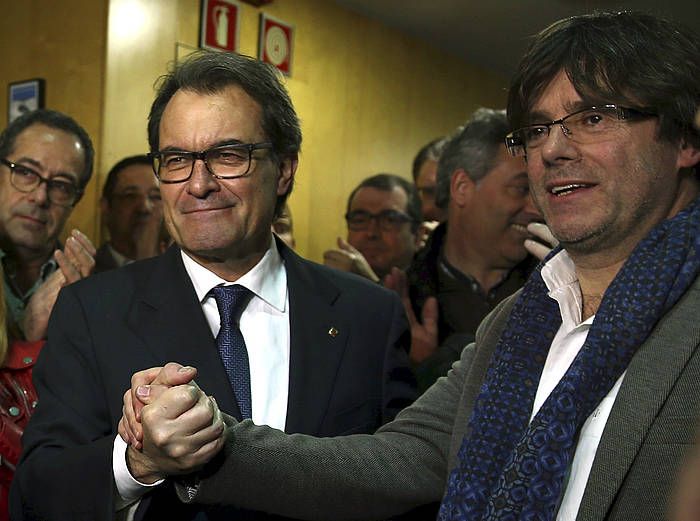 Artur Mas eta Carles Puigdemont elkarri eskua ematen, gaur, CDCren egoitzan. TONI ALBIR, EFE