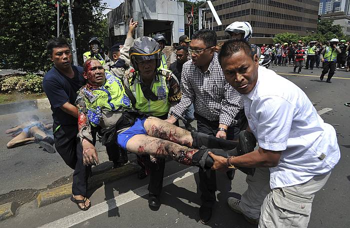 Erasoetan zauritutako polizia bat, Jakartan. ALFIAN / EFE