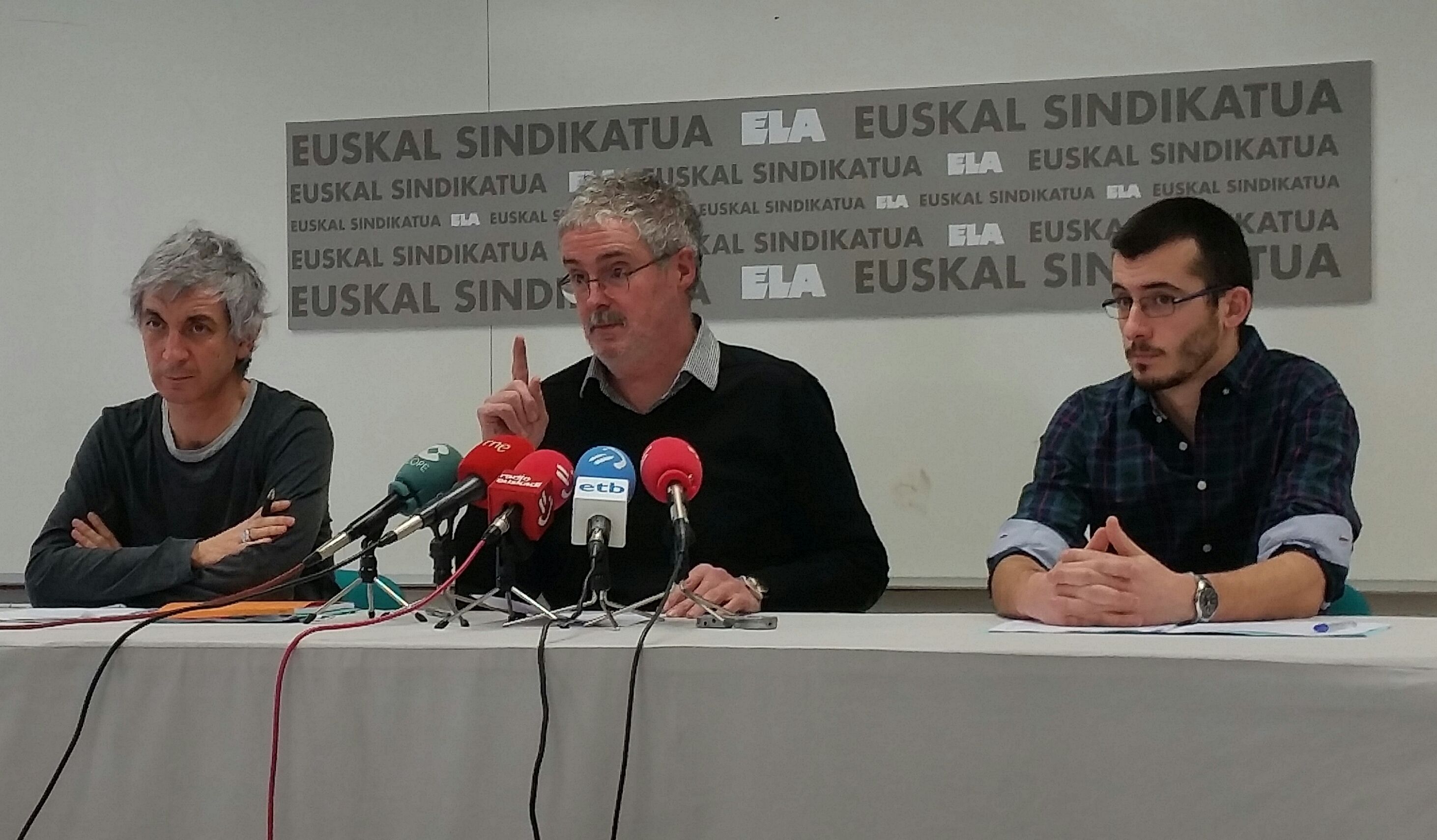 Ezkerretik eskuinera, Mikel Noval, Adolfo Muñoz eta Iñaki Salaberri. OIHAN VITORIA