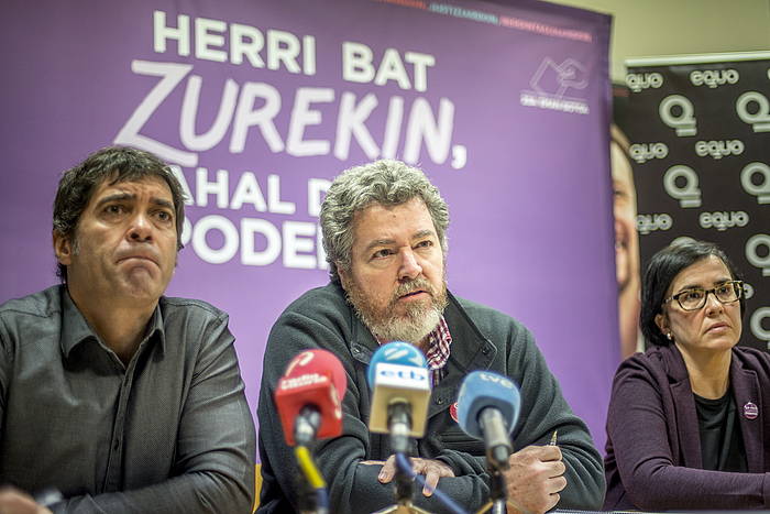 Lopez Uralde, erdian, Garoñako zentralari buruzko agerraldian. JAIZKI FONTANEDA / EFE