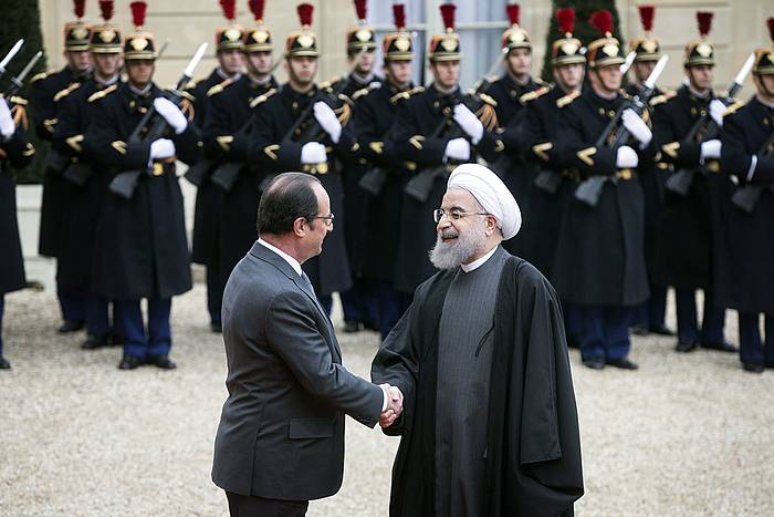 Frantziako presidente Francois Hollandek egin dio harrera Irango presidente Hasan Rohani; hamazazpi urte bete dira Irango agintari batek Paris azken aldiz bisitatu zuenetik. ETIENNE LAURENT, EFE