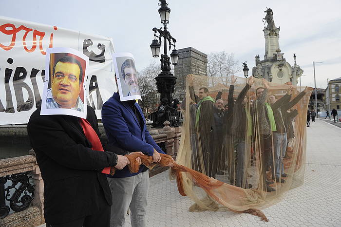 Itsas Aurrek deitutako protesta Donostiako Maria Kristina zubian. JON URBE / ARGAZKI PRESS