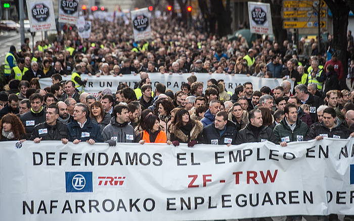 Milaka lagun Iruñean protestan, TRWko langileek deitutako martxan. JAGOBA MANTEROLA / ARGAZKI PRESS