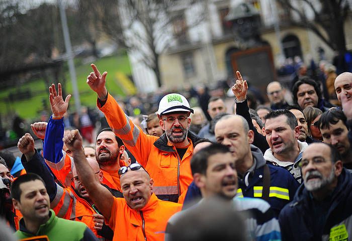 Milaka lagun elkartu dira Sestaon ACBko langileen aldeko martxan. MIGUEL TOñA, EFE