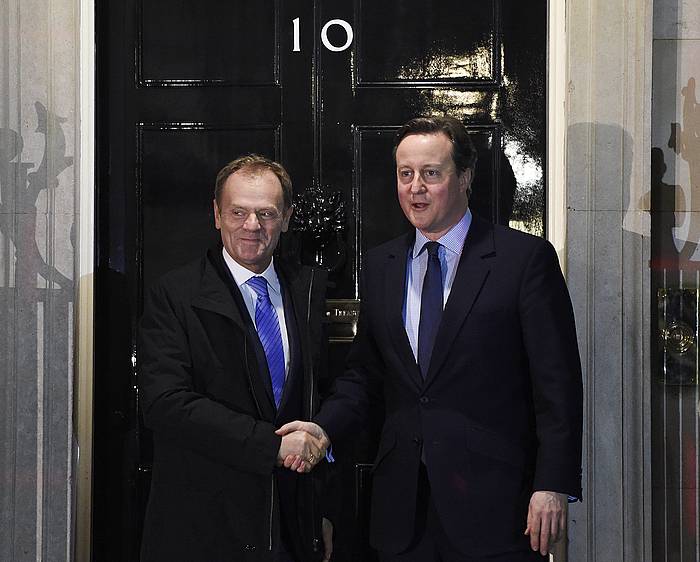 Donald Tusk eta David Cameron, Downing Streeten, igandean. FACUNDO ARRIZABALAGA / EFE