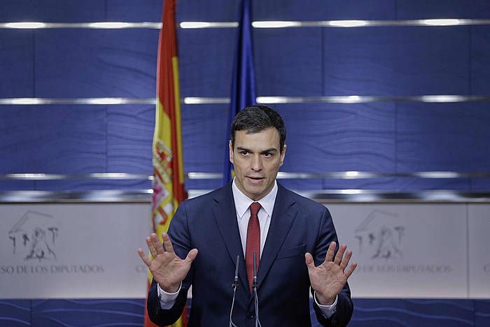 Pedro Sanchez PSOEko presidentegaia, Felipe VI.arekin bildu ostean eginiko agerraldian. EMILIO NARANJO / EFE