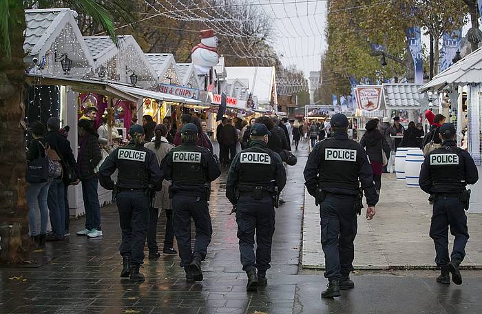 Polizia talde bat, Parisko hirigunea zaintzen. IAN LANGSDON / EFE