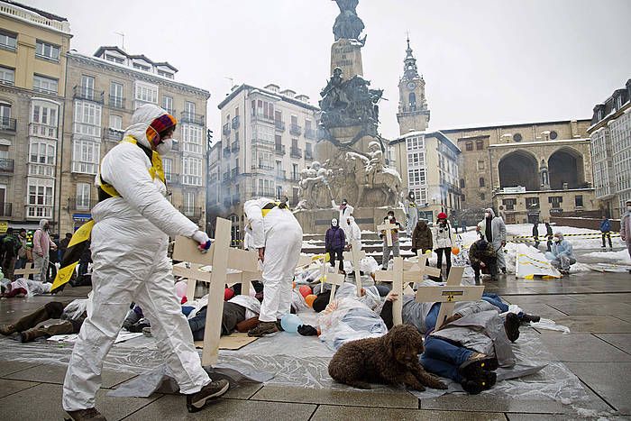 Larrialdi nuklear egoera baten antzezpena, Garoñaren kontrako protestan, 2014an. ADRIAN RUIZ DE HIERRO, EFE