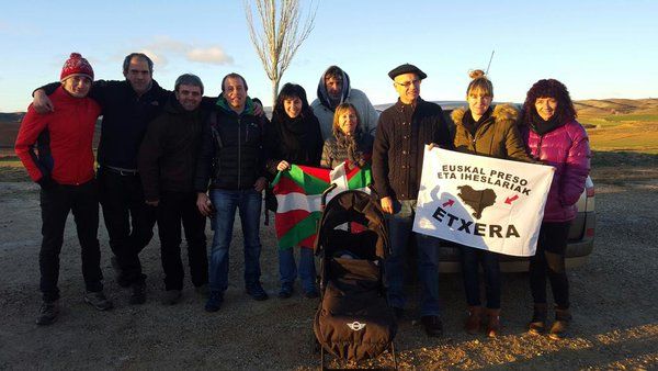 Aingeru Cardaño, lagun eta senideekin, aske geratu berritan. ETXERAT