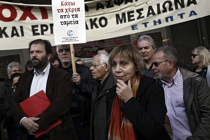 Kazetariek atzo egin zuten protesta, beren pentsioen poltsa aparte mantentzeko eskatuz. YANNIS KOLESIDIS