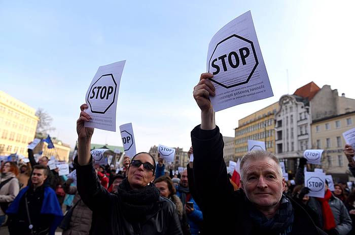 Segurtasun araudi berriaren aurkako protesta, Varsovian. JAKUB KACZMARCZYK / EFE