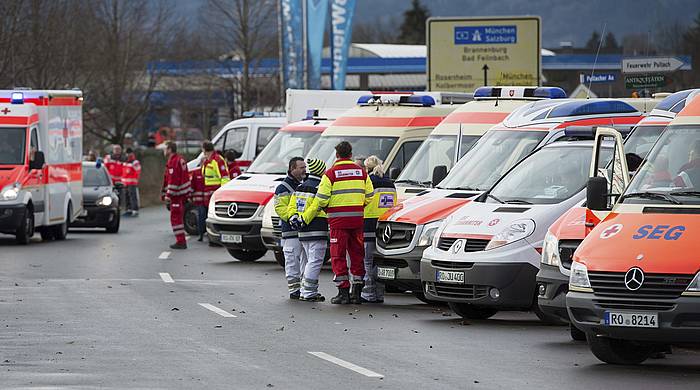 Anbulantzia ugari ezbeharra gertatu den lekuan. SVEN HOPPE / EFE