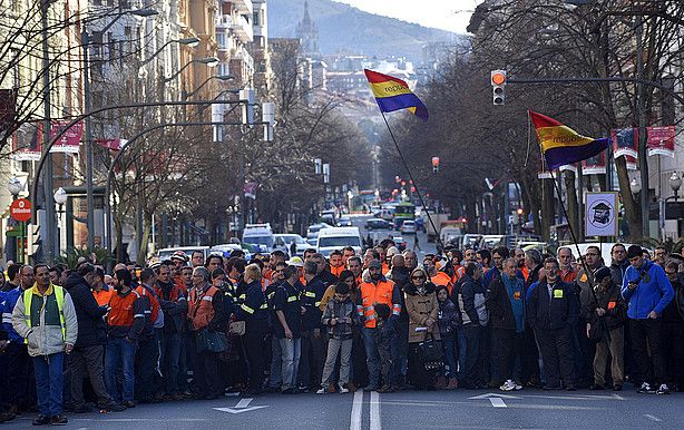 Sestaoko ACBko (Arcelor Mittal) beharginak aldi baterako itxieraren kontra protestan, astelehenean, Jaurlaritzaren Bilboko egoitzaren aurrean. MIGUEL TOÑA / EFE