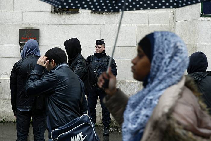 Polizia Parisko meskita zaintzen, iragan azaroan. YOAN VALAT/EFE