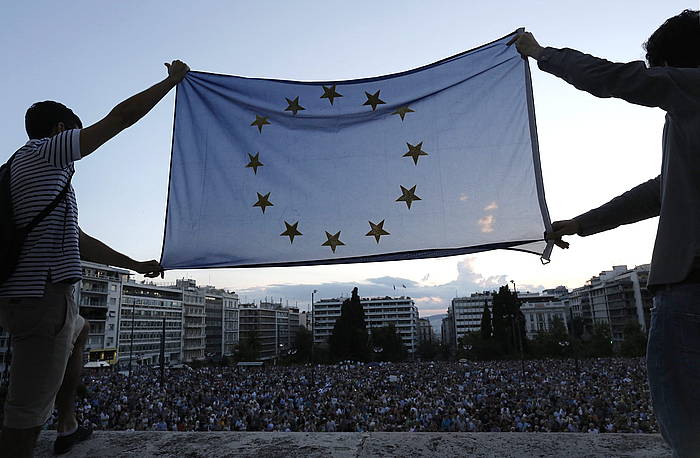 Grezia eurogunearen eta Europako Batasunaren barruan mantentzeko eskatzeko manifestazioa Atenasko Syntagma plazan. YANNIS KOLESIDIS  / EFE