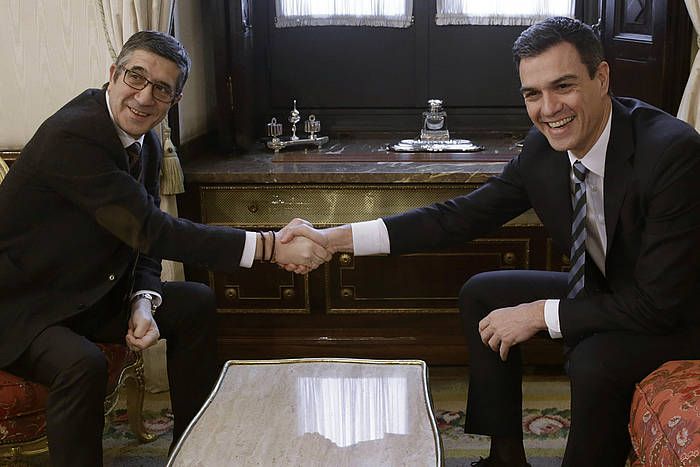 Espainiako Kongresuko presidente Patxi Lopez eta Pedro Sanchez PSOEko burua. JAVIER LIZON / EFE