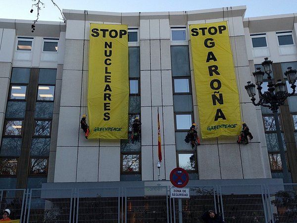 Garoñaren aurkako bi kartel erraldoi jarri dituzte CSNren egoitzan. GREENPEACE