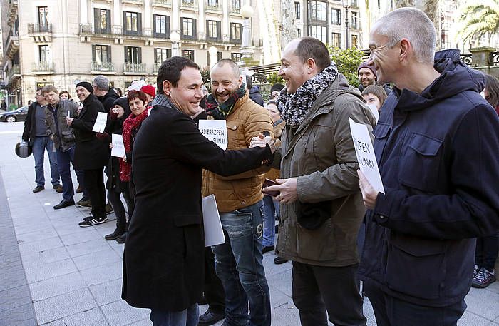 Arraiz, epaitegira sartu aurretik, babesa ematera joandakoak agurtzen. LUIS TEJIDO, EFE