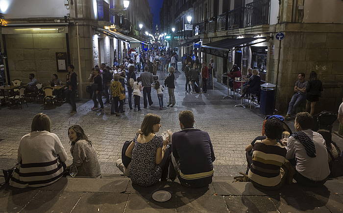 Jendea, lurrean eserita, jan-edanean, Donostiako alde zaharrean. JON URBE / ARGAZKI PRESS