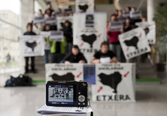 Presoen eskubideen aldeko ekimen bat Donostiako Ibaetako campusean, EHUn. JUAN CARLOS RUIZ / ARGAZKI PRESS