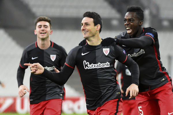 Aritz Aduriz gola ospatzen. OLIVIER ANRIGO / EFE