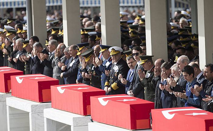 Estatu hileta egin diete Ankarako erasoan hildakoei. TOLGA BOZOGLU / EFE