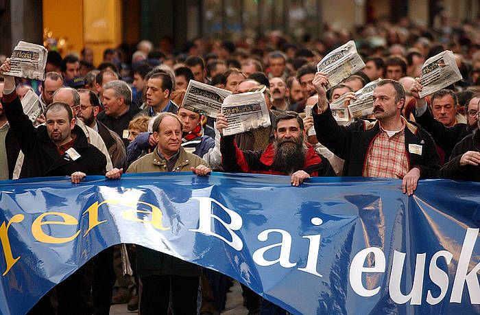 Manifestazio jendetsua Donostian, Egunkaria-ren itxiera salatzeko. ANDONI CANELLADA / ARGAZKI PRESS