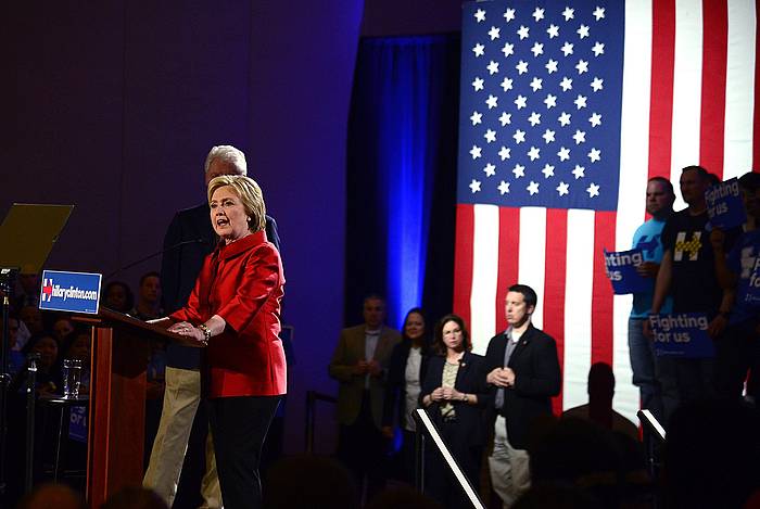 Hillary Clintonek hiru estatutik bitan eskuratu du garaipena. MIKE NELSON / EFE