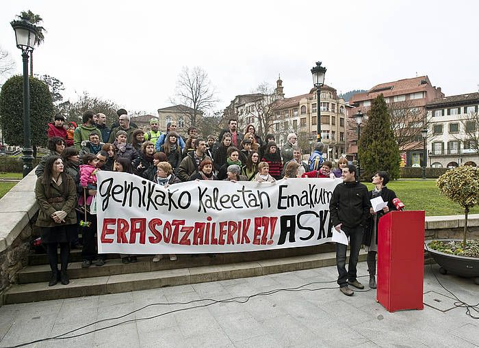 Paul Abasolori emandako indultua salatzeko elkarretaratzea, Gernikan. JON HERNAEZ / ARGAZKI PRESS