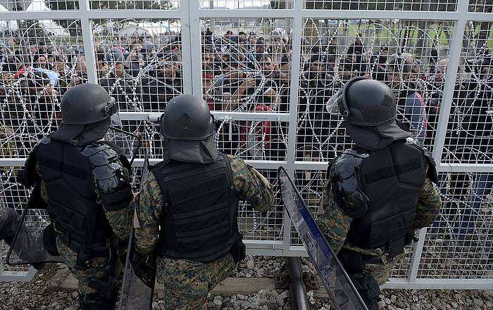 Militarrak Grezia eta Mazedonia arteko muga zaintzen. NAKE BATEV / EFE