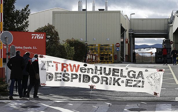 Protesta ugari egin dituzte TRWko langileek erregulazio espedientearen aurka. Iruidian, TRWren Iruñeko fabrika, joan den ostegunean. JESUS DIGES / EFE