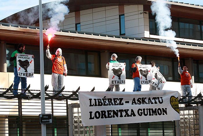 Lorentxa Gimon aske uztearen aldeko protesta suprefeturan. BOB EDME