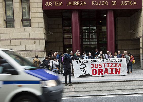 Iñigo Cabacas oroitzeko elkarretaratzea epaitegi aurrean. LUIS JAUREGIALTZO / ARGAZKI PRESS