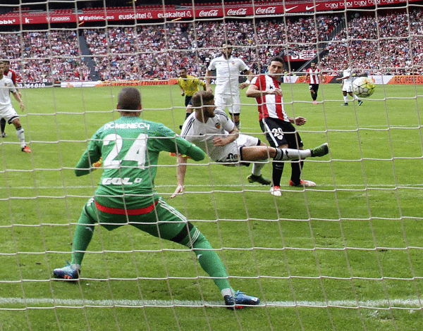 Aduriz, Valentziari gola sartzen, sasoi honetan. EFE