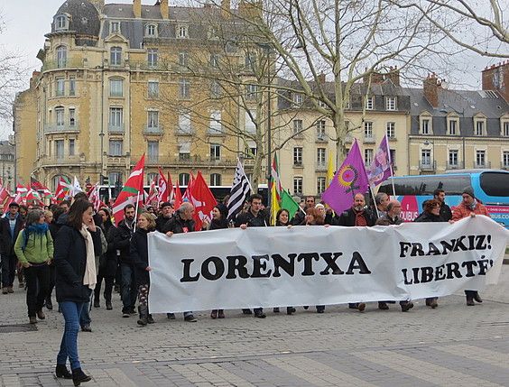 Joan den larunbatean manifestazioa egin zuten Roazhonen, Gimon askatzearen alde. MADDI ANE TXOPERENA IRIBARREN