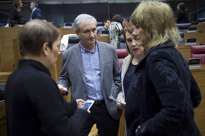 Mikel Aranburu, Uxue Barkos, Ainhoa Aznarez eta Ana Ollo, parlamentuan. IñIGO URIZ