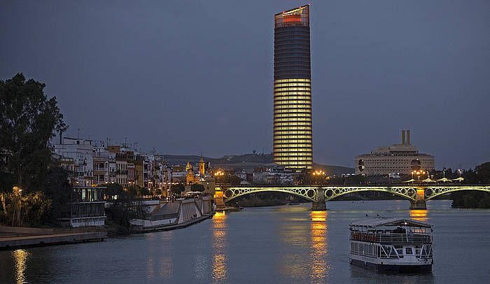 Guadalquivir ibaia, Sevillan, iluntzean. JOSE MANUEL VIDAL, EFE