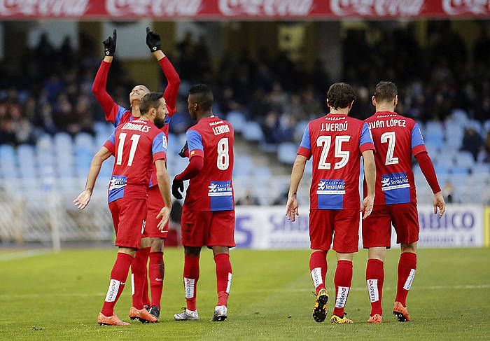 Levanteko jokalariak berdinketaren gola ospatzen. GORKA ESTRADA / EFE