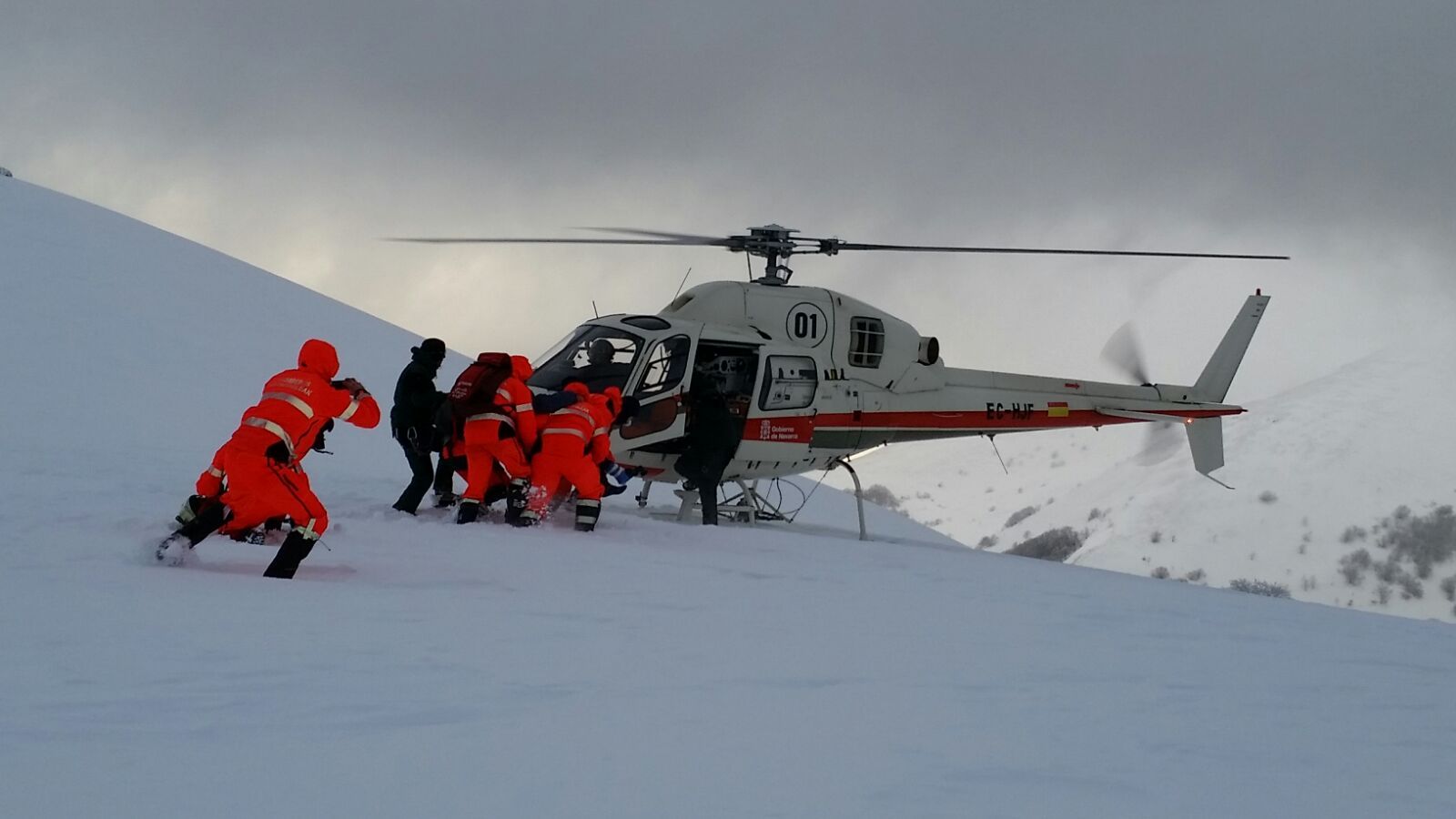 Erromesetako bat, helikoteroan eramaten. NAFARROAKO GOBERNUA