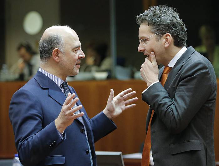 Pierre Moscovici Ekonomia komisarioa eta Jeroen Dijsselbloem Eurotaldeko presidentea. OLIVIER HOSLET / EFE