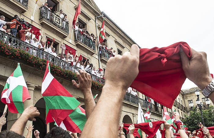 Ikurrina Tafallako udaletxeko balkoian, iazko jaietan. JAGOBA MANTEROLA, ARGAZKI PRESS