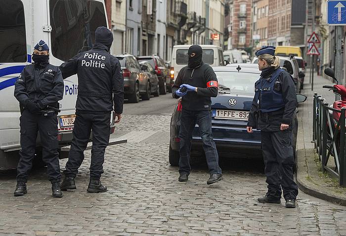 Polizia operazioa Bruselako Molembeek auzoan. STEPHANIE LECOCQ / EFE