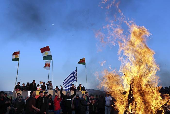 Idomenin (Grezia) Mazedoniara igaro nahian dauden kurduek ere ospatu dute Newroz. ARMANDO BABANI / EFE