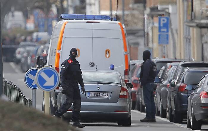 Polizia Bruselako Schaerbeek auzoan. OLIVIER HOSLET / EFE