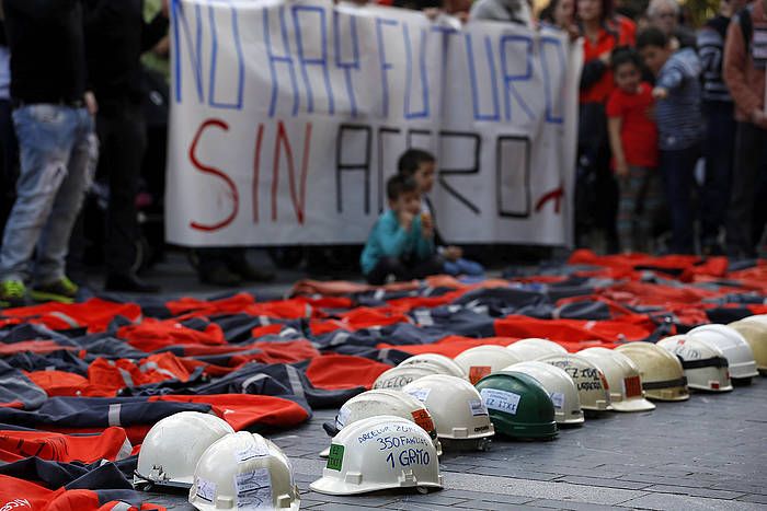 Zumarragako Arcelorreko langileek elkarretaratzea egin zuten larunbatean Donostiako Gipuzkoa plazan. JAVIER ETXEZARRETA / EFE