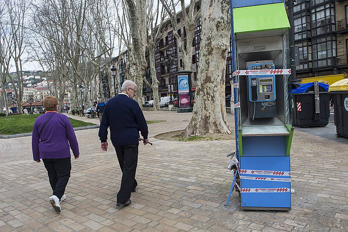 Telefono kabina bat Bilboko Areatzan. MONIKA DEL VALLE / ARGAZKI PRESS