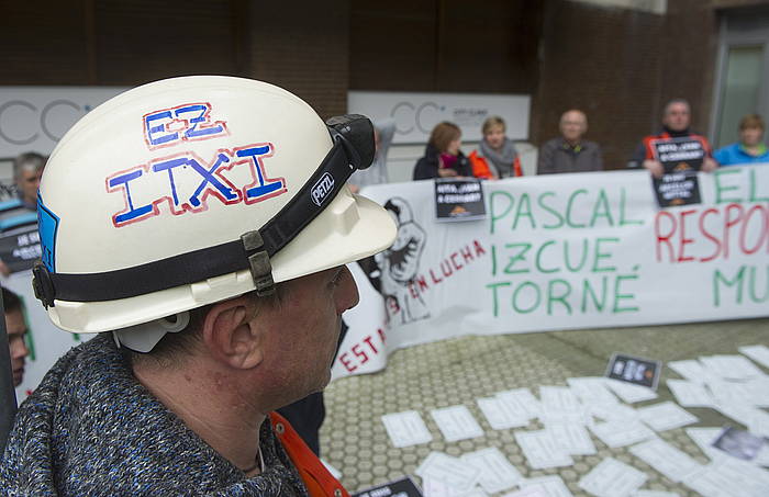 Dozenaka lagun bildu dira Donostiako Precon, Zumarragako langileei sostengua agertzera. JON URBE / ARGAZKI PRESS