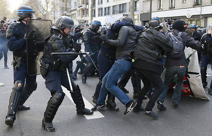 Eguerdian Parisen eginiko protestak parez pare jarri ditu manifestariak eta poliziak, eta istiluak izan dira. ETIENNE LAURENT, EFE